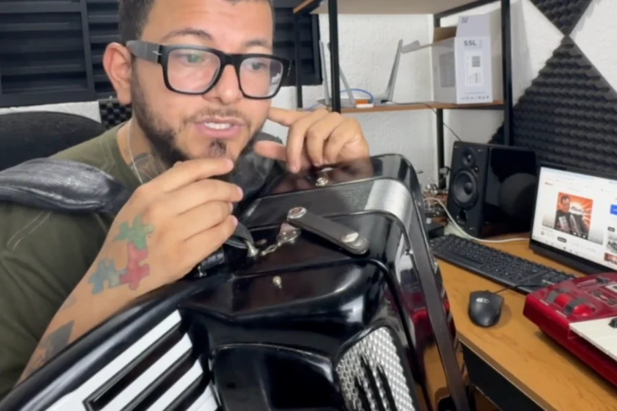 Clayton Gama com a sanfona no estúdio, explicando durante a aula Tirando a Segunda Música