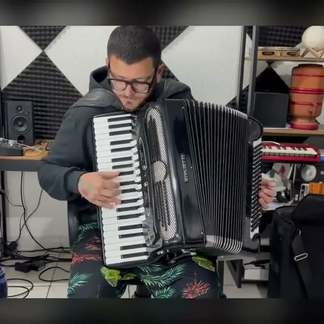 Clayton Gama tocando Gostoso Demais na aula